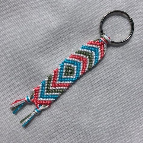 Chevron Keychain, Geek Cross Stitch, Chevron Friendship Bracelets, Cool Friendship Bracelets, Keychain Making, Macrame Bracelet Tutorial, Cute Friendship Bracelets, Rainbow Keychain, String Crafts