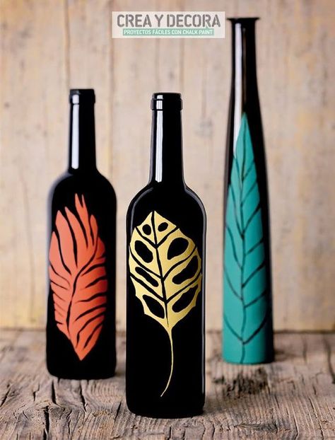 Beer Bottle Crafts, Painted Glass Bottles, Hand Painted Wine Bottles, Hand Painted Bottles, Diy Glass Bottle Crafts, Astuces Diy, Glass Bottles Art, Wine Bottle Art, Diy Jar Crafts