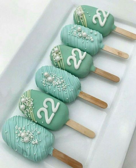 Heart Cakesicles, Popsicles Cake, Cake Pop Designs, Cake Heart, Chocolate Covered Strawberries Bouquet, Cake Pop Decorating, Chocolate Covered Treats, Cake Pop Recipe, Cake Business