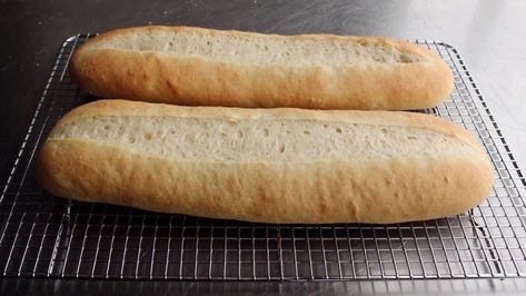 Make authentic Cuban bread for awesome sandwiches! Cuban Bread Recipe, Fiber Muffins, Pan Cubano, Sandwich Cubano, Amish White Bread, Mexican Bakery, Cubano Sandwich, Fluffy Bread, Cuban Bread