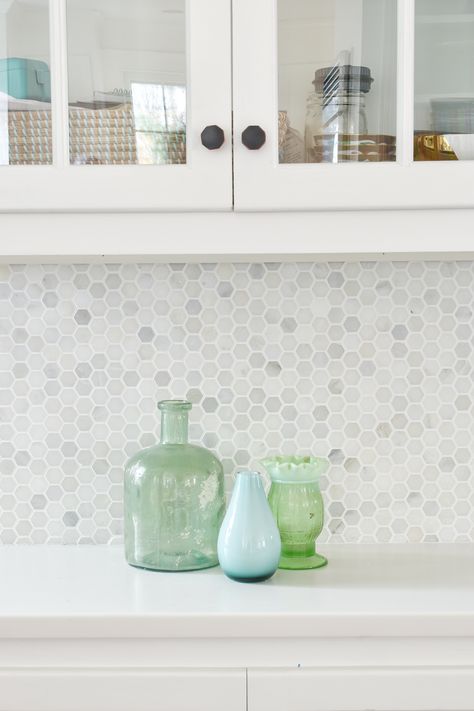 Hex Backsplash, Hexagon Tile Backsplash Kitchen, Hexagon Tile Kitchen, Kitchen Backsplash Tile, Kitchen Backsplash Designs, Backsplash Designs, Kitchen Splashback, Kitchen Wall Tiles, Backsplash Tile