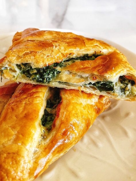 Spinach and Ricotta Puff Pastry 2 Ricotta Puff Pastry, Cream Cheese Puffs, Spinach Puff Pastry, Spinach Puff, Puff Pastries, Spinach And Ricotta, Cheese Puff Pastry, Cheese Pastry, Ricotta Recipes