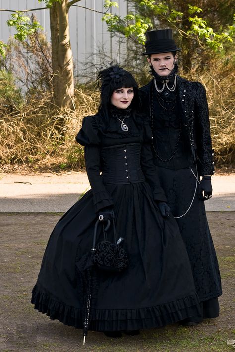 WGT 2010 Goth Parents, Royal Goth, Goth Couples, Gothic Subculture, Gothic Couple, Gothic Fashion Victorian, Gothic People, Goth Stuff, Gothic Images