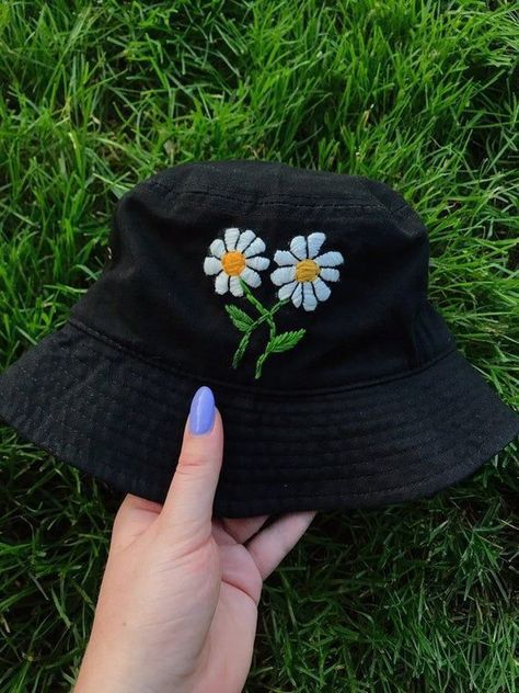 Bone Bordado, Bucket Hat Fashion, Embroidered Bucket Hat, Hat Embroidery, Embroidery On Clothes, Cute Embroidery, 자수 디자인, Embroidered Clothes, Outfits With Hats