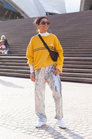 January Outfits, Plain White Sneakers, Metallic Pants, Sequin Pants, Sequin Outfit, Sweater Layering, Autumn Street Style, Yellow Sweater, Outfit Combinations