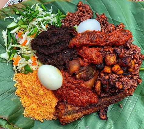 Ghanaian Foods on Instagram: “Mid week vibes! The ultimate lit breakfast for the everyday street food life 😋👌🏿 We are drooling! Delicious Ghana. Thanks for sharing and…” Ghana Food, Ghanaian Food, Natural Spices, West African Food, Africa Food, Jollof Rice, Nigerian Food, C Section, Fair Food Recipes