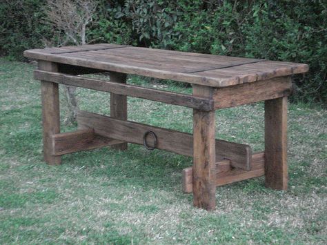 Kitchen Table from Old Wood Door....maybe a craft table or work station Farmhouse Old, Old Wood Projects, Chicken Houses, Old Wood Table, Old Wood Doors, Wood Tables, Barn Plans, Outdoor Sheds, Diy Holz