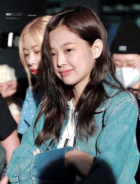 Blackpink No Makeup, Jennie Without Makeup, Looks Bella Hadid, Bts House, Law Of The Jungle, Straight Nose, Secret Admirer, Good Genes, Kpop Blackpink