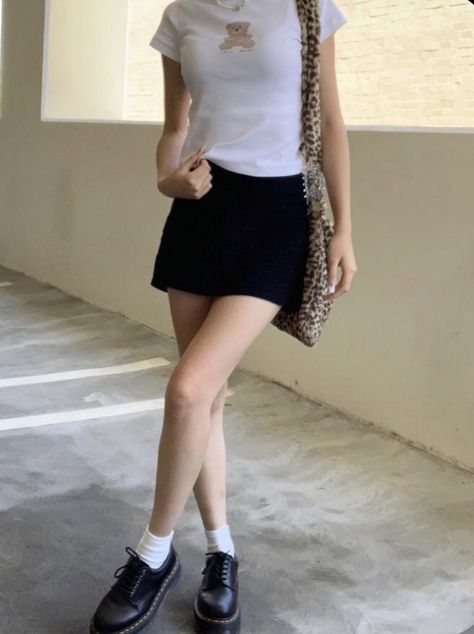 Mini Skirt Outfit Summer, Mini Skirts Outfits Summer, Black Mini Skirt Outfit, Skirt Outfit Summer, Mini Skirt Outfit, Black Skirt Outfits, Preppy Style Summer, Effortlessly Chic Outfits, Miniskirt Outfits