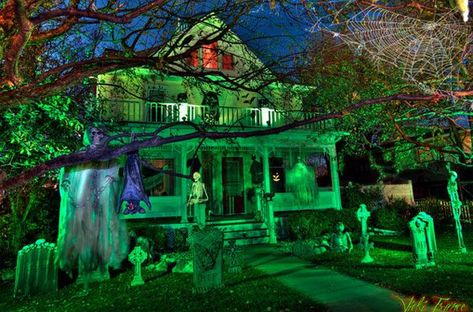 The 5 Spookiest Halloween House Exteriors — Eatwell101 Frankensteins Castle, Samhain Decorations, Decorate Halloween, Scrapbook Sheets, Halloween Lighting, Witch Crafts, Halloween Diy Outdoor, Halloween Outside, Halloween Graveyard