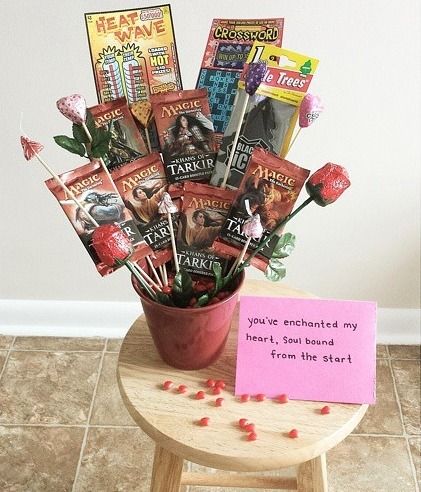 Magic the Gathering bouquet Mtg Wedding, Valentines Gift For Boyfriend Baskets, Nerdy Valentines, Nerdy Christmas, Valentines Gift For Boyfriend, Magic Party, Magic Crafts, Nerdy Gifts, Nerd Gifts