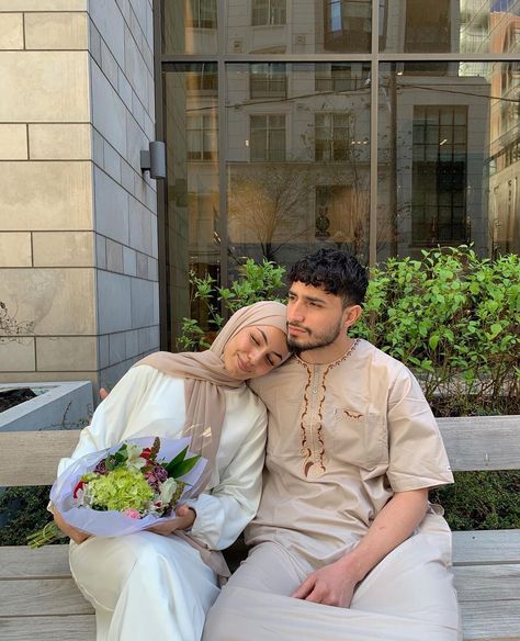 Eid mubarak from my family to yours💓💐 My prayers go out to our sisters and brothers who are struggling around the world. May Allah swt make… Muslim Couple Outfit, Culture Aesthetic, Islam Marriage, Couple Fits, Muslim Couple Photography, Cute Couple Outfits, Marriage Goals, Love In Islam, Cute Muslim Couples