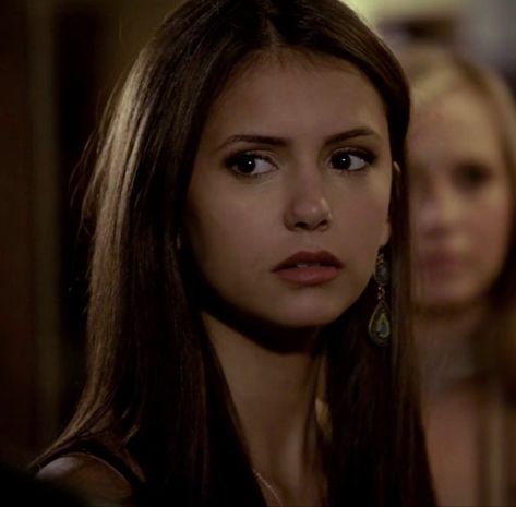 Nina Dobrev Makeup, Nina Dobrev Vampire Diaries, Elena Gilbert Style, Vampire Diaries Fashion, Glasses Makeup, Vampire Diaries Cast, Katherine Pierce, Brooke Shields, Beauty Goals