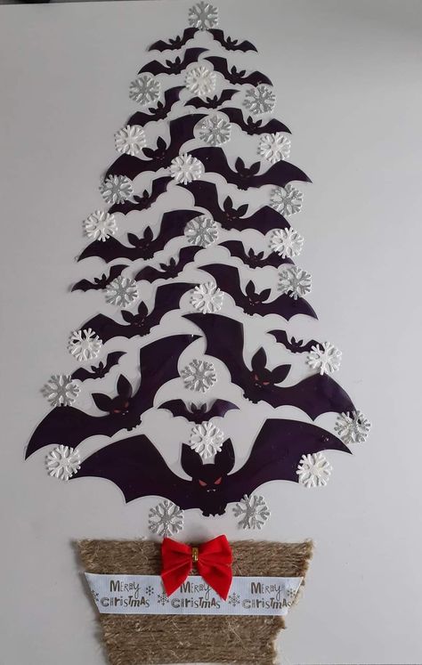 Bat Christmas Tree, Goth Christmas Diy, Spooky Christmas Aesthetic, Goth Christmas Decorations, Creepmas Decorations, Spooky Christmas Decorations, Gothic Christmas Decorations, Merry Gothmas, Black Christmas Decorations