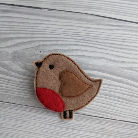 Felt Objects, Robin Red Breast, Diy Felt Christmas Ornaments, Brooch Ideas, Cute Brooch, Christmas Robin, Felt Crafts Christmas, Felted Wool Crafts, Scrap Fabric Crafts