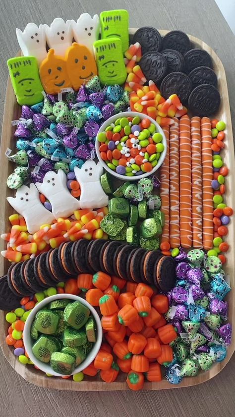 Halloween Sweet Platter, Charbooterie Board Dessert, Halloween Dessert Board Platter, Kids Charcuterie Board Halloween, Halloween Sweets Board, Halloween Dessert Charcuterie Board Ideas, Halloween Party Treat Table, Halloween Treat Charcuterie Board, Dessert Halloween Charcuterie Board