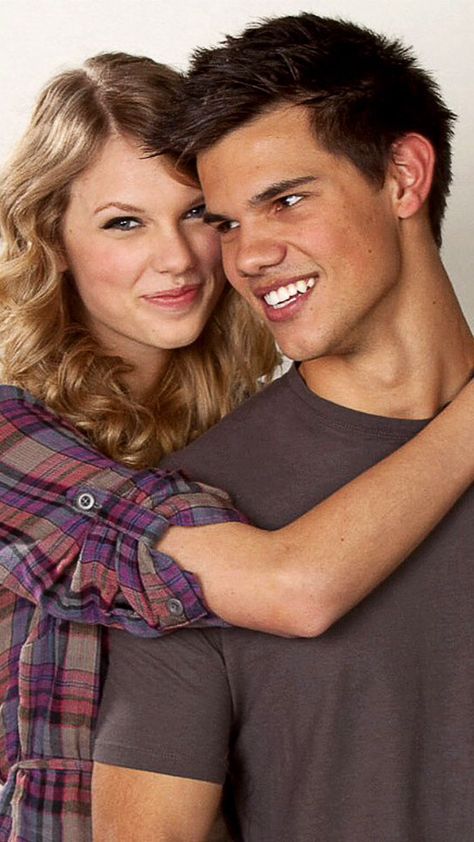 Taylor Swift and Taylor Lautner, too bad she broke up with him Taylor Swift And Taylor Lautner, Jacob Black Twilight, Swift Facts, All About Taylor Swift, Swift Photo, Taylor Lautner, Jacob Black, Taylor Swift Pictures, Taylor Alison Swift