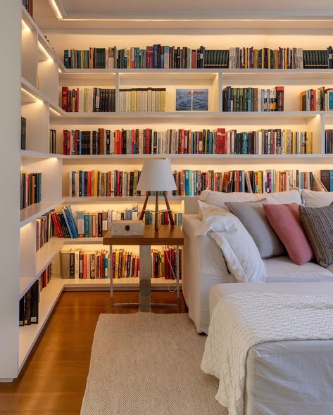 Home Library Decorating Ideas, White Library, Home Library Design Ideas, Lots Of Books, Home Library Design, Home Libraries, Dream Apartment, Dream House Interior, A Living Room