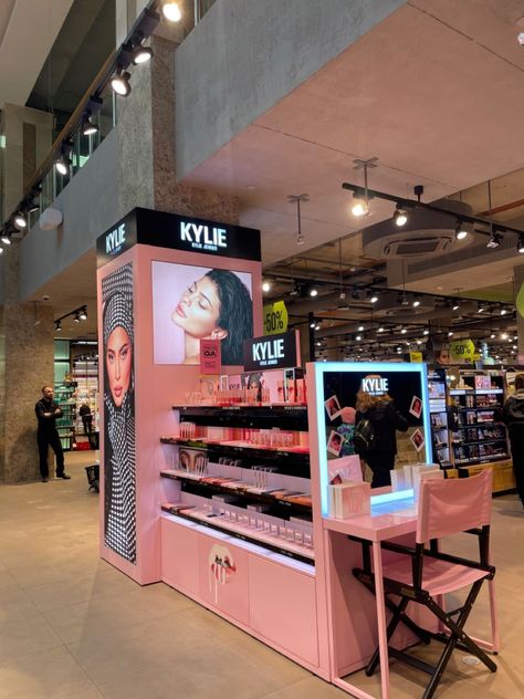 Makeup Pop Up Store, Kylir Jenner, Beauty Activation, Kylie Cosmetics Store, Kiosk Store, Makeup Stand, Office Makeup, Cosmetics Store, Beauty Boost