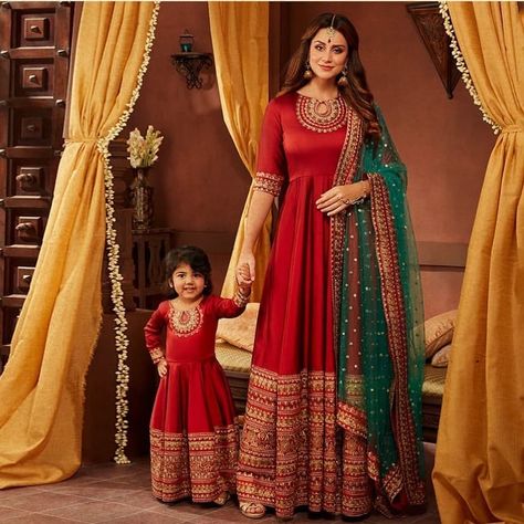 Mother Daughter Matching Outfits Ideas For Wedding! Mommy Daughter Dresses, Mom Daughter Matching Dresses, Indian Dresses For Kids, Mom And Baby Dresses, डिजाइनर कपड़े, Blouse Lehenga, Mom Daughter Outfits, Daughter Outfits, Mother Daughter Fashion