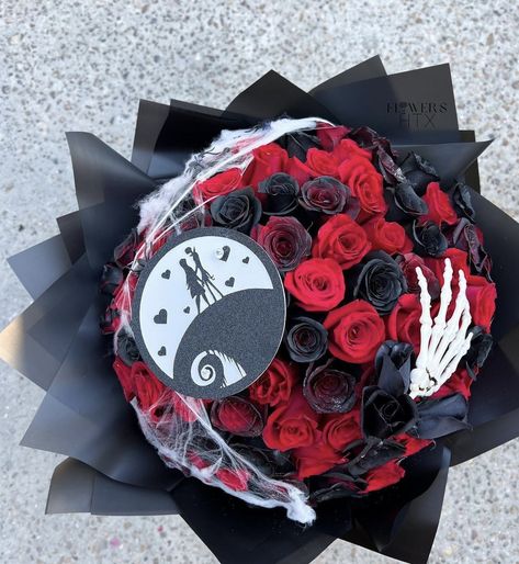 Nightmare Before Christmas Bouquet, Nightmare Before Christmas Flowers, Halloween Ramos, Halloween Flower Bouquet, Spooky Bouquet, Ramo Ideas, Halloween Bouquet, Forever Flower Bouquets, Ribbon Rose Bouquets