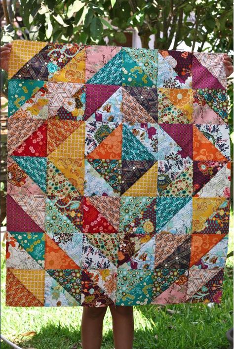 Bed Quilts, Quilt Modernen, Half Square Triangle Quilts, Egyptian Pharaohs, Half Square Triangle, Easy Quilt Patterns, Triangle Quilt, Patchwork Quilting, Quilting For Beginners