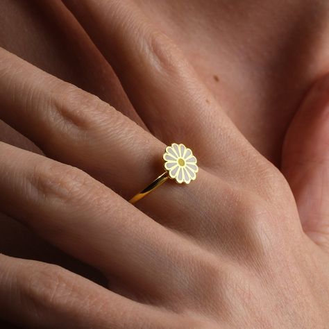 #golddaisy #daisyring , #whiteandyellowflowers , #enameleddaisy #Ring, #FloralJewelry, Adjustable #DaisyLeavesRing, #ChristmasGiftsForHer #etsy https://arfesultangifts.etsy.com Daisy Leaves, Street Photography Portrait, Leaves Ring, Daisy Ring, Express Love, Yellow Daisy, Floral Jewelry, Leaf Ring, Delicate Design