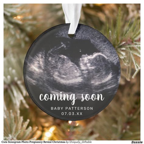 Round Christmas tree decoration with baby Sonogram. Christmas Pregnancy Reveal, Christmas Baby Announcement, Christmas Pregnancy Announcement, Christmas Crafts For Adults, Photo Christmas Ornaments, Christmas Gifts For Boys, Paper Gift Tags, Custom Christmas Ornaments, Red Ornaments