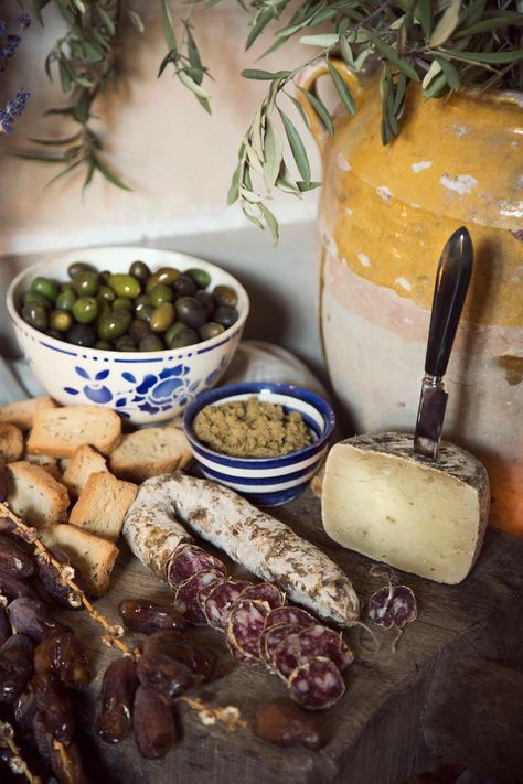 French Food Asethic, French Plates, Plate Photography, French Cheese, Thriller Novels, Cheese Cultures, French Cooking, Snacks Für Party, Cheese Plate