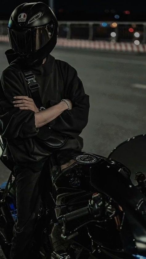 헬로키티 배경화면, Motorcycle Guy, Hot Biker Guys, Biker Photography, Motocross Love, Image Moto, Bike Aesthetic, Gentleman Aesthetic, Motorcycle Aesthetic