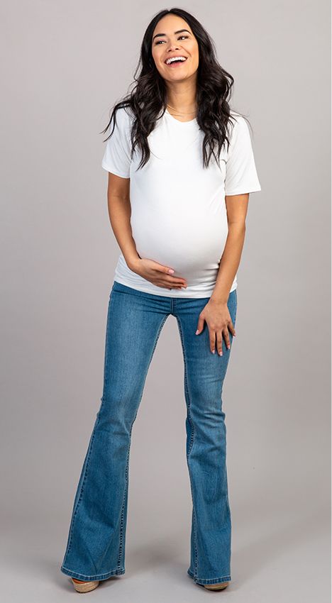 Maternity Jeans Outfit, Best Maternity Jeans, Bell Bottom Outfits, Cute Mom Outfits, Flare Jeans Outfit, Trendy Maternity Outfits, Stylish Jeans, Maternity Maxi, Stylish Maternity