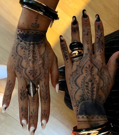 777 Hand Tattoo Designs, Jagua Henna, Henna Inspired Tattoos, Hand Tats, Black Henna, Pretty Henna Designs, Small Hand Tattoos, Dark Tattoo, Foot Tattoo