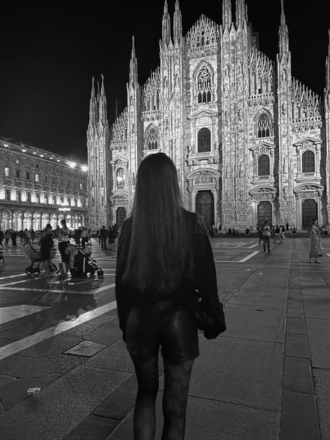 Italy - Milan. #milano #italy #italian #photoidea #photography #photo #photoshoot #travel #traveling #traveloutfit #travelguide #explore #aesthetic #girlsfashion Milan Photoshoot, Milano Aesthetic, Milan Travel, Explore Aesthetic, Italy Milan, Cities In Italy, Milano Italy, Italy Photography, Milan Italy