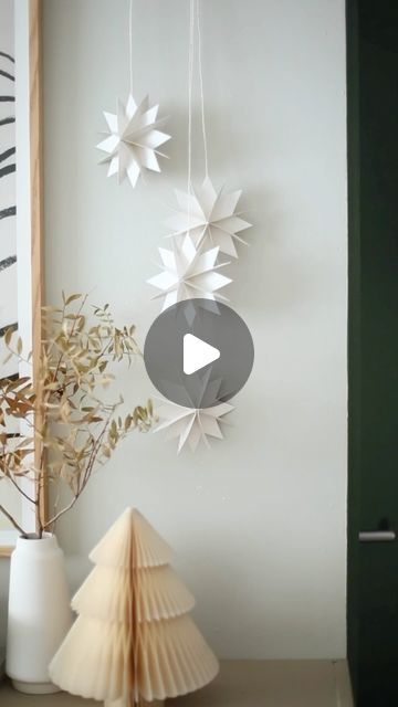 Garland Tree Diy, Garlands Christmas Diy, Paper Garlands Diy, Diy Paper Star Garland, Big Paper Stars Diy, Homemade Paper Christmas Decorations, Scrapbook Paper Christmas Crafts, How To Make A Christmas Star, Diy Christmas Star Paper