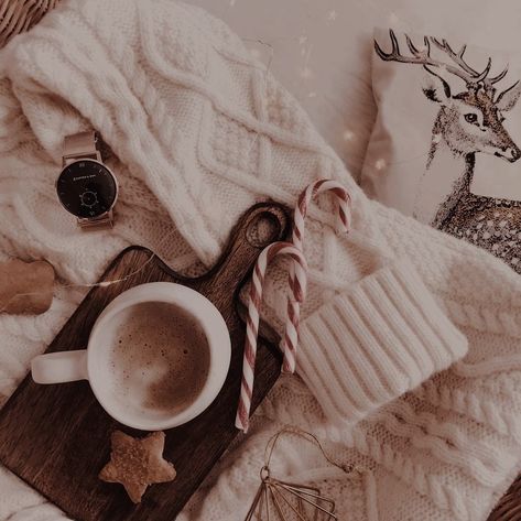 cozy beige christmas aesthetic vibes We Heart It Christmas, Christmas Lockscreen, Lady Decluttered, Best Friend Christmas Gifts, Photography Winter, Christmas Aesthetic Wallpaper, Christmas Phone Wallpaper, Iphone Pictures, Christmas Feeling