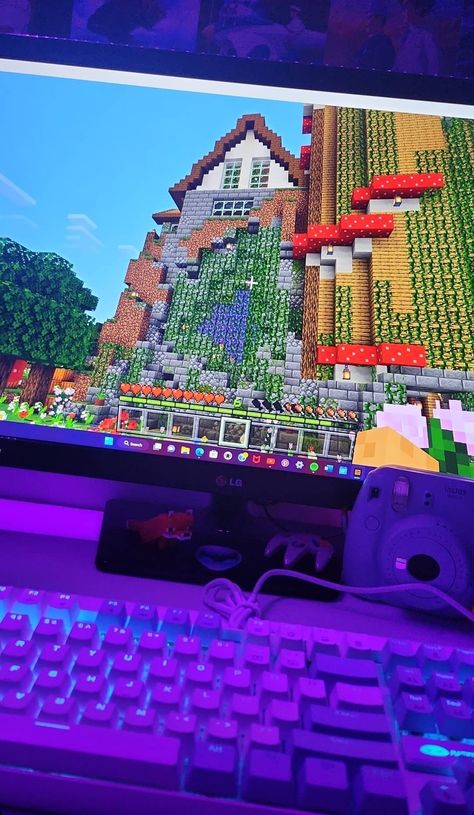 Game Core Aesthetic, Playing Minecraft Aesthetic, Playing Videogame Aesthetic, Minecraft Astethic, Minecraft On Pc, Aesthetic Video Games, Minecraft Laptop, Videogame Aesthetic, Epi Y Blas