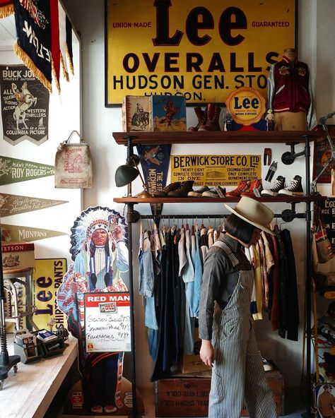 Vintage Store Displays, Mens Bedroom Decor, Brain Storm, Retail Ideas, Future Bedroom, Vintage Clothing Stores, Western Chic, Trading Post, Thrift Shop