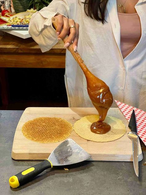 The best recipe for stroopwafel you have been waiting for How To Make Stroopwafel, Dutch Stroopwafel Recipe, Homemade Stroopwafels, Stroop Waffles, Stroopwafel Recipe, Syrup Recipe, Best Recipe, Freshly Baked, You Really