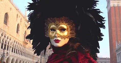 Diferentes máscaras de Venecia originales italianas para mujeres. Precios y más detalles para comprar la máscara perfecta para tu disfraz de carnaval o fiesta temática. Máscaras artesanales y baratas para mujeres. Ideas Carnaval, Halloween Wreath, Halloween Face, Face Makeup, Halloween Face Makeup, Halloween, Makeup, Make Up