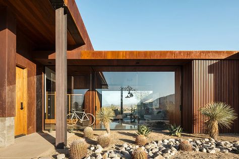 The Desert Palisades Guardhouse Is a Lesson in Minimal Design Desert Home Exterior, Architecture Victorian, Architecture Gothic, Guard House, Modern Desert, Interior Design Awards, Interiors Dream, Desert Homes, Victorian Architecture