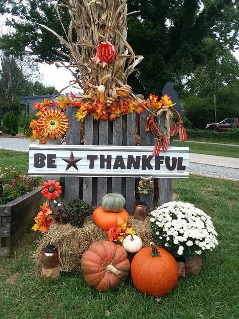 Thanksgiving Porch Decorations, Fall Yard Displays, Fall Yard Decorations, Fest Decor, Picket Fence Decor, Pumpkins Decorations, Thanksgiving Porch, River Decor, Fall Displays