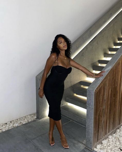 Picture Poses With Dress, Night Out Poses, Night Out Ootd, Night Out Outfit Classy, Brunch Outfits Fall, Outfit Ideas For Black Women, Outfit Date Night, Date Night Outfit Classy, Outing Outfit