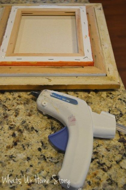 Easy Way to Hang Art, Easy Way to Frame a Canvas Picture Frame A Canvas, Diy Canvas Frame, Framing Canvas Art, Inexpensive Art, Decor Luxury, Canvas Picture, Luxury Style, Glue Gun, Diy Frame