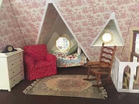 Bed With Quilt, Dollhouse Interior Ideas, Orchid Dollhouse Ideas, Space Reference, Dollhouse Cottage, Dollhouse Attic, Dollhouse Interior, Dollhouse Bedroom Miniature, Orchid Dollhouse Interiors