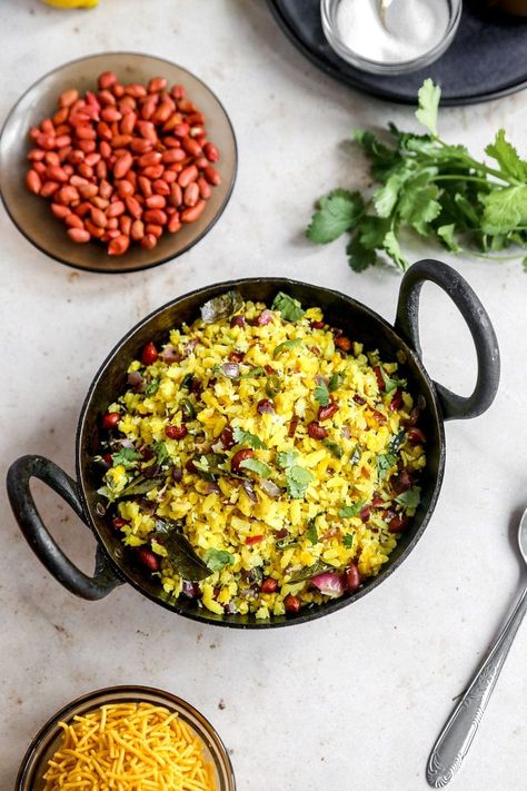 Kanda Poha, Rice Spices, Breakfast Rice, Indian Rice, Desiccated Coconut, Squeezed Lemon, Indian Breakfast, Curry Leaves, Vegan Recipes Healthy