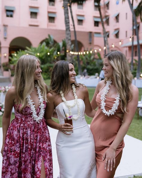 phoebe + riley’s wedding day at the royal hawaiian was a dream 💕 🐚 this is what a wedding day looks like when your dream vendors come together to bring your vision to life, when you put full trust in your team, and go into the day with zero stress. just pure excitement, gratitude, and love-filled moments - creating a magical and unforgettable day. Photography: @sheyannelyn Venue: @royal_hawaiian Planner: @luanaevents Officiant: @hawaiiblueskywedding Video: @loveroams Dress: @stanleykorsha... Hawaiian Wedding Themes, Italy Wedding Photography, Wedding Day Looks, Hawaii Destination Wedding, Private Estate Wedding, Pnw Wedding, Destination Wedding Inspiration, Luxury Destination Wedding, Hawaiian Wedding