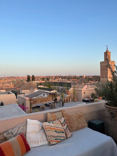 Paysage beau Marrakech vacances summer voyage sur use sunset 
Rooftop Maroc voyage travel aesthetic Feed ootd idée photo fond decran Marrakesh Aesthetic, Rooftop Aesthetic, Morocco Aesthetic, Marrakech Travel, Morocco Travel, Marrakech Morocco, Dream Holiday, Travel Goals, Pretty Places