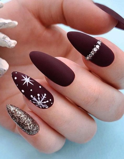 Chrismas Nail Art, Trendy Nail Polish, Holiday Nail Designs, Christmas Nail Art Designs, Burgundy Nails, 12 December, Winter Nail Designs, Festival Nails, New Year's Nails