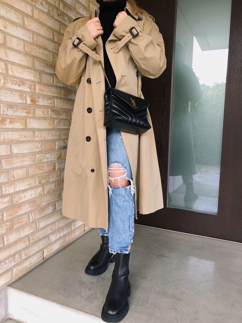 Trench Coat Outfit Jeans, Trench Coat Boots Outfit, Long Tan Trench Coat Outfit, Light Brown Trench Coat Outfit, Beige Trench Coat Outfit Fall, Beige Raincoat Outfit, Beige Trenchcoat Outfit, Coat Beige Outfit, Outfits With Trench Coats