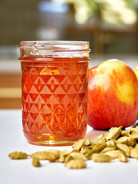 Mason jar of honey next to apples and cardamom. Round Challah, Persian Tea, Rosh Hashanah Recipes, Jewish Cuisine, Infused Honey, Rose Cookies, Persian Cuisine, Jewish New Year, Apple Dip